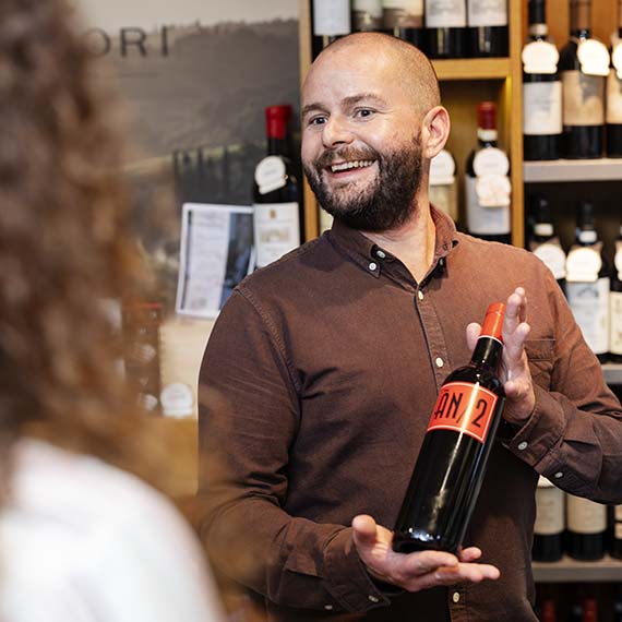 Ekspedient rådgiver om rødvin i H.J. Hansen Vin